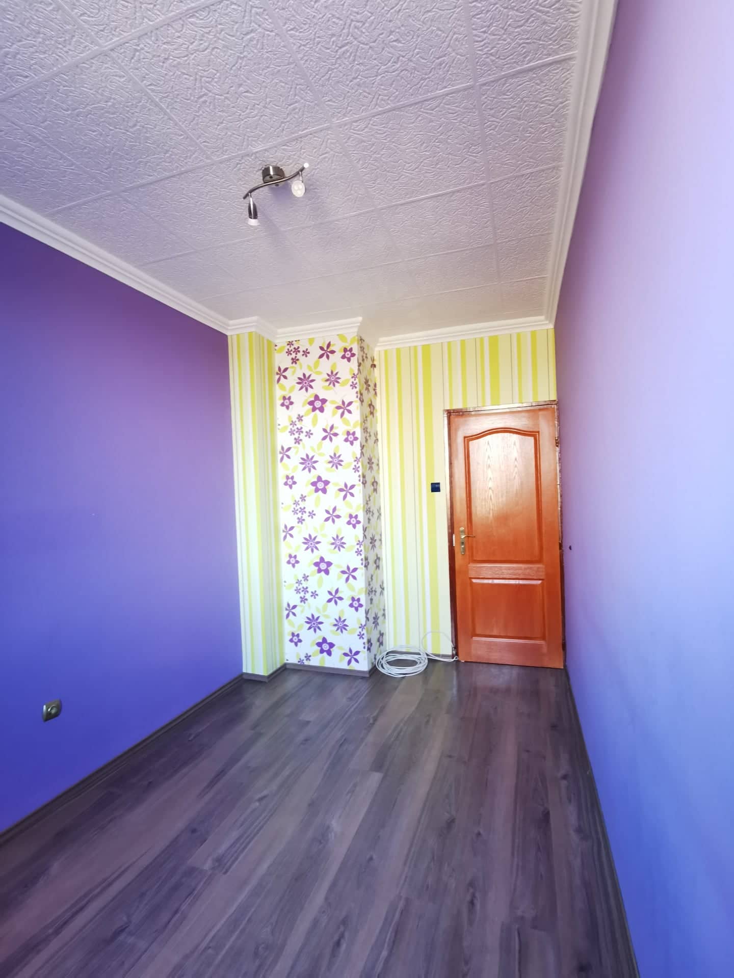A szoba teljes felújítása,festés,tapétázás,parkettázás,ajtó csere.